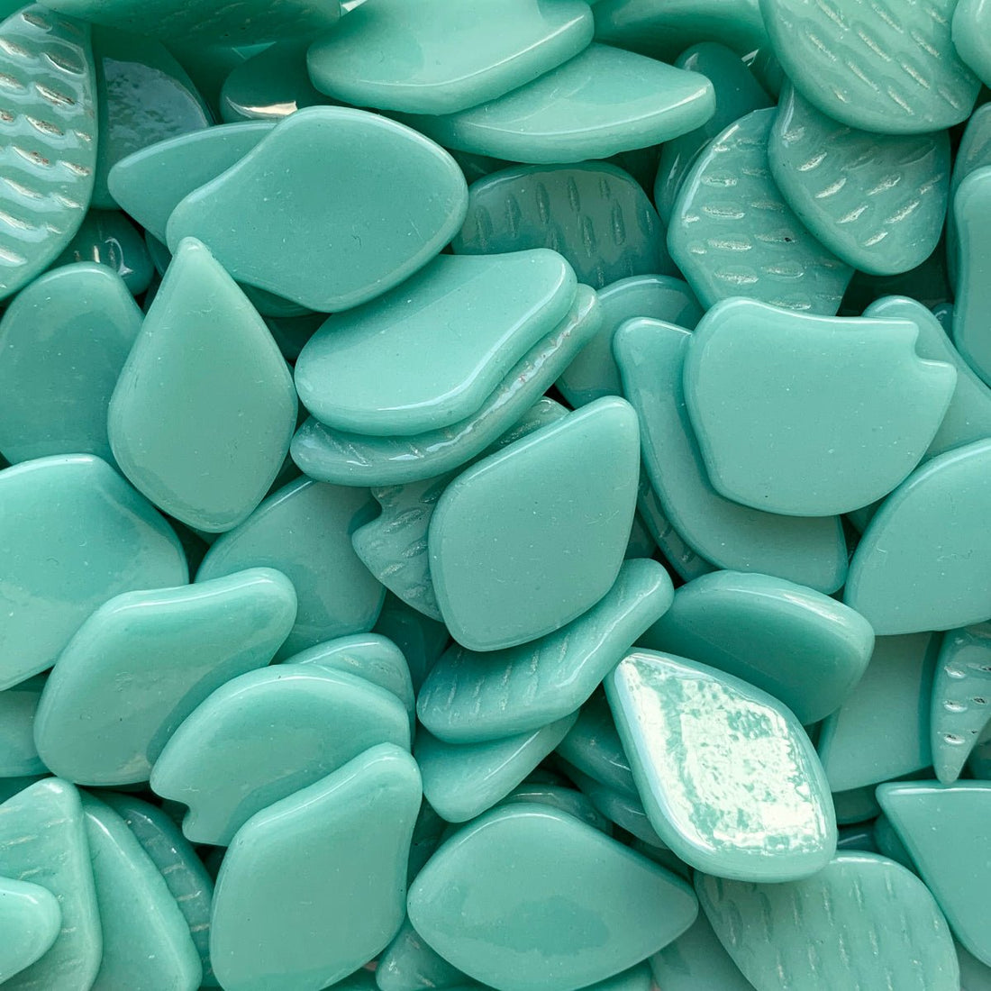 Γυάλινες ψηφίδες – Γυάλινα πέταλα – ανοιχτό κυανό - mosaicshop