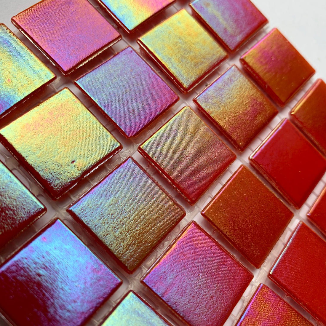 Ιριδίζουσες γυάλινες ψηφίδες 20mm – ρουμπινί - mosaicshop