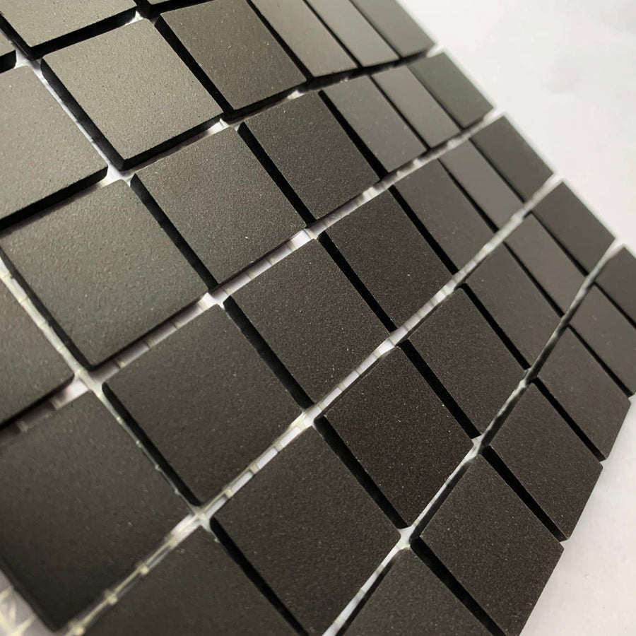 Winckelmans Noir – ματ ψηφίδες 20x20 mm σε πλέγμα